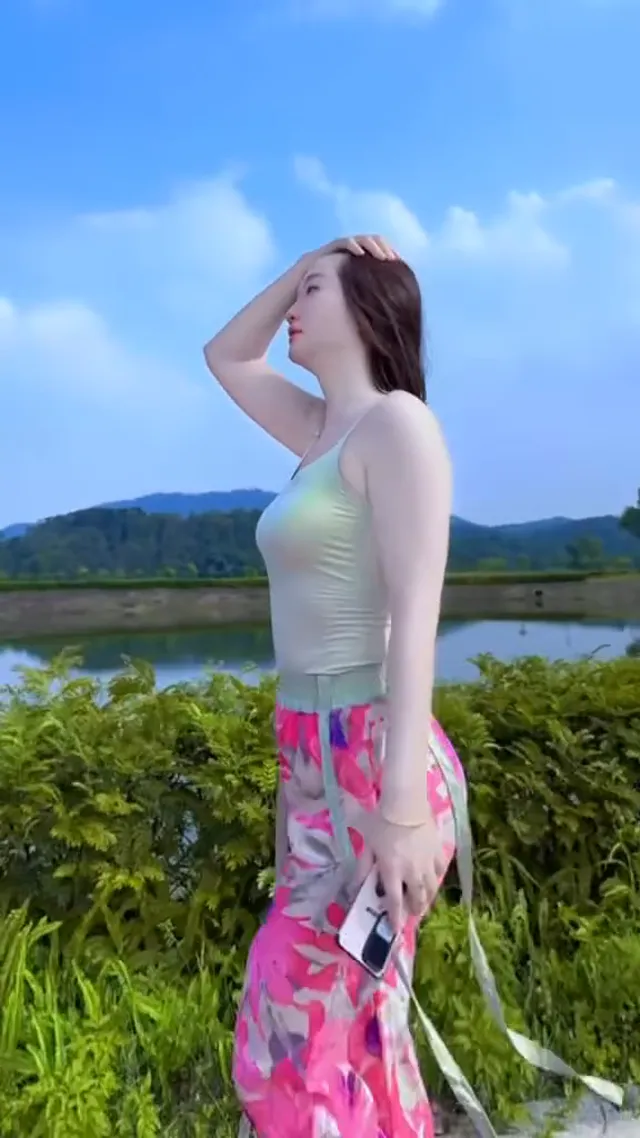 今天的泳裝，是不是比昨天辣一點？😉