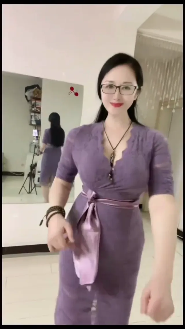 今天的泳裝，是不是比昨天辣一點？😉