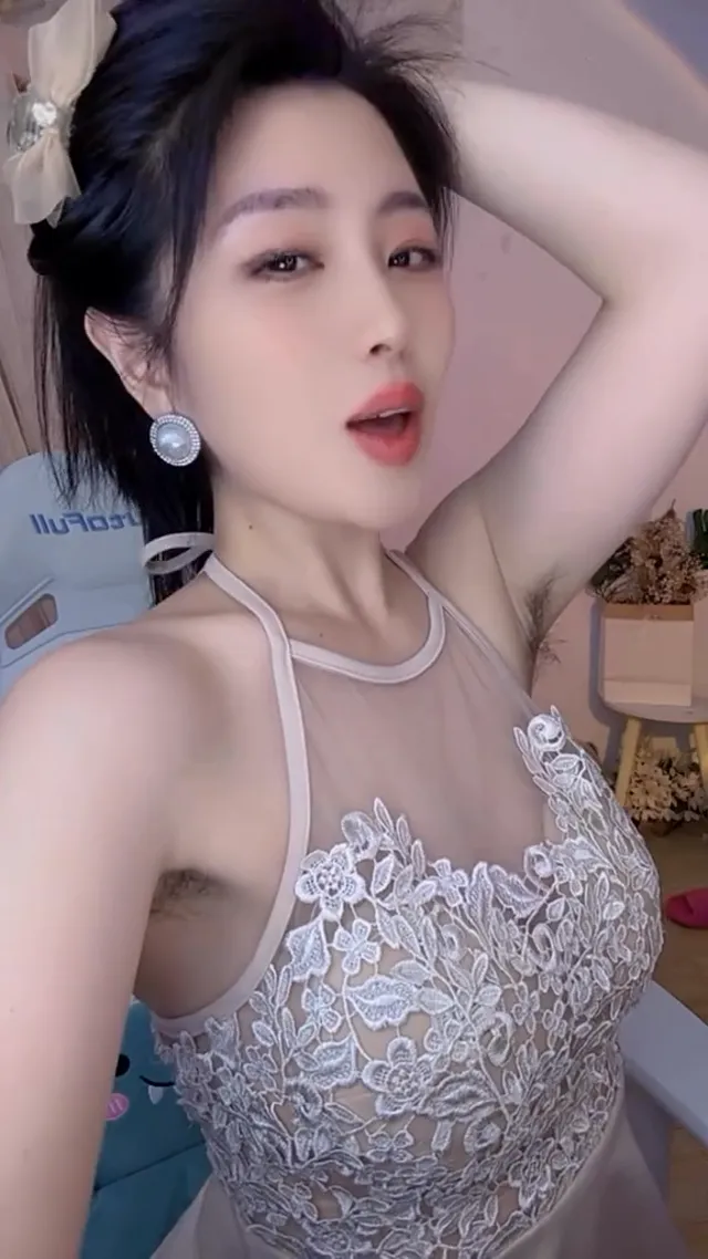 你眼神一直黏著我，我有感覺到喔～