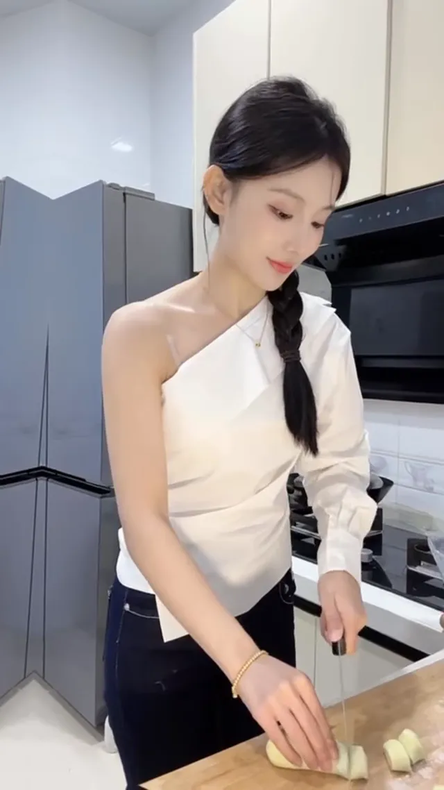 這張你敢存，我就敢再穿更辣的！