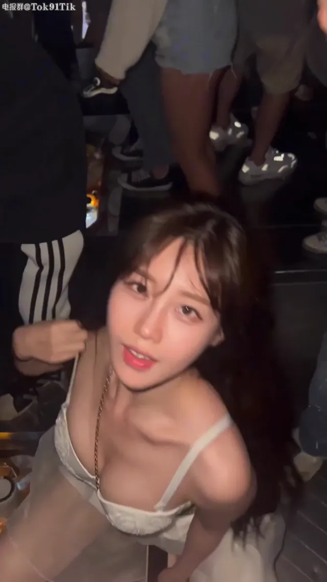 高颜质美女在夜店蹦迪想把他带回家