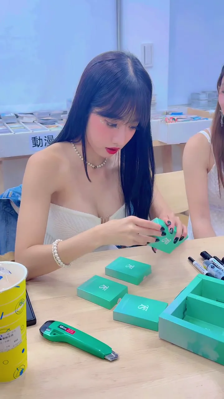 北流展近拍真的不得了 20250512_🔥楊楊，想趕你回窩睡覺，被店員架走也願意，就是不想被強迫消費👻