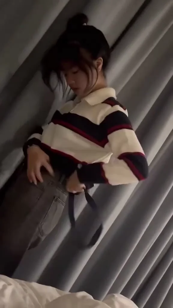 網紅氣質美女小內衣熱舞，太迷人！ 謝謝小妹