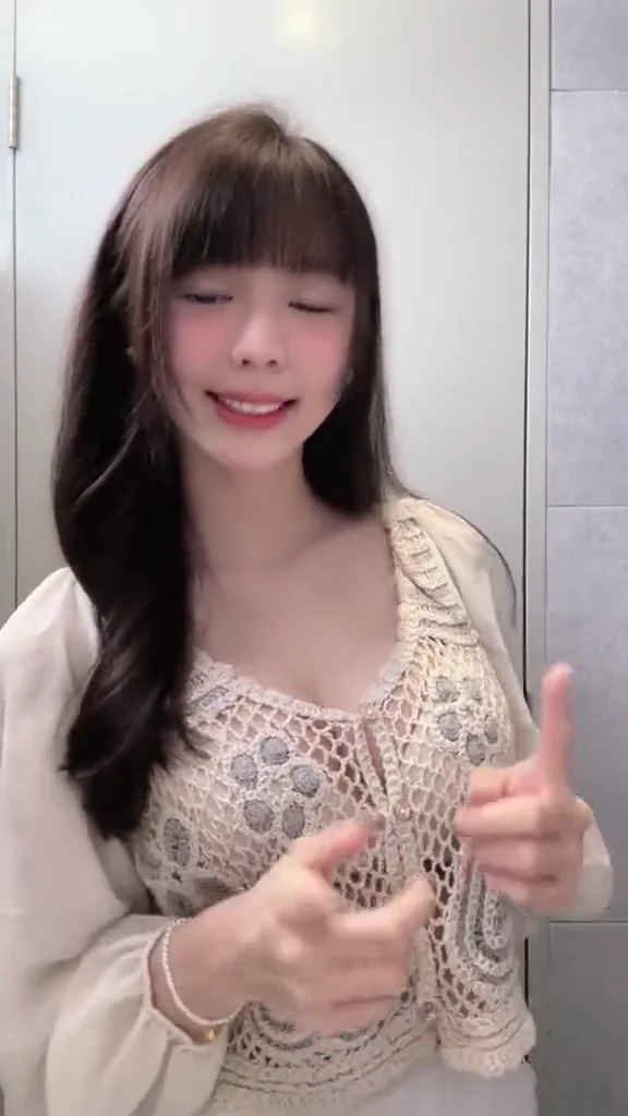 實況女神白嫩肌膚制服誘惑自拍，屏息欣賞！ 你好迷暈了沒