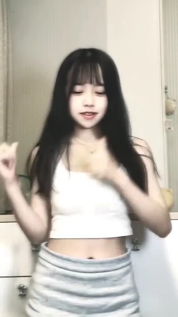 實況女神白嫩肌膚配比基尼，瞬間成為海灘焦點！ 可愛麻