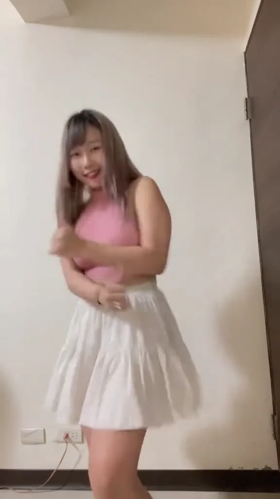 實況女神甜心女神居家服熱舞，讓人完全移不開眼！ 跳的好看嗎