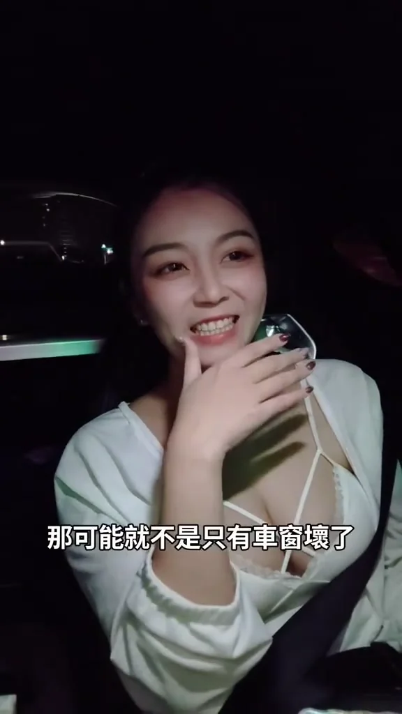 IG女神短裙走路晃動，網友直呼太辣不敢直視！ 可愛吧