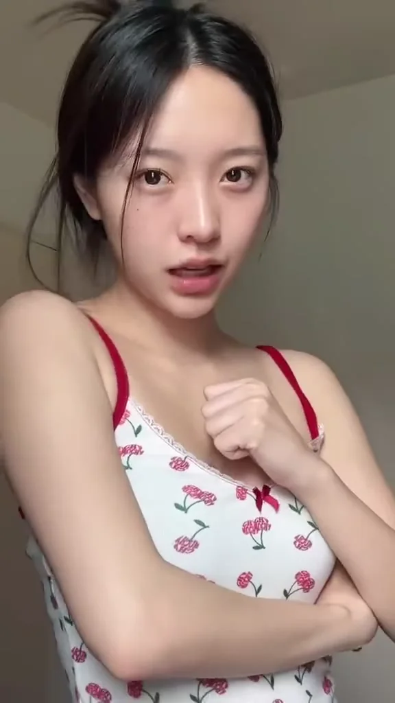 IG女神比基尼海邊玩水，讓人想立刻衝去現場！ 喜歡嗎？
