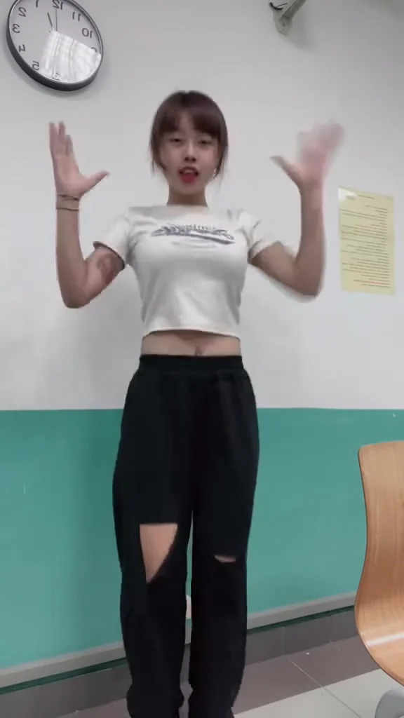 短視頻美女小蠻腰吊帶裙街拍，超吸睛！ 跳不好再練習中