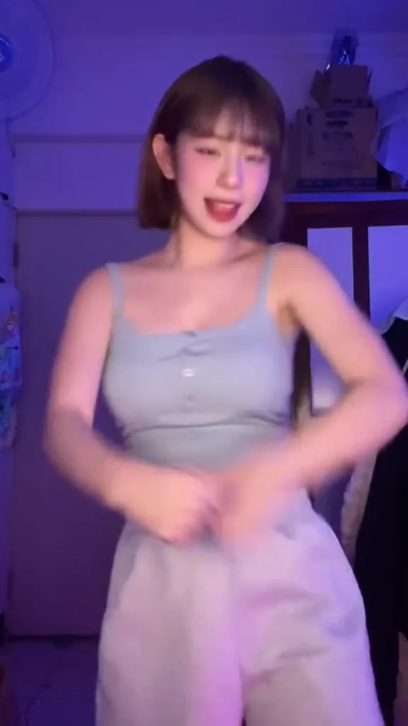 實況女神比基尼熱舞，陽光海灘上最亮的焦點！ 小胖子找男友