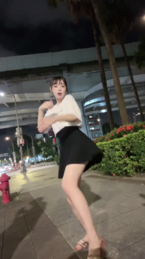 小紅書甜美小姐姐吊帶裙熱舞，笑容太甜了！ 你看不到你看不到你看不到你看不到