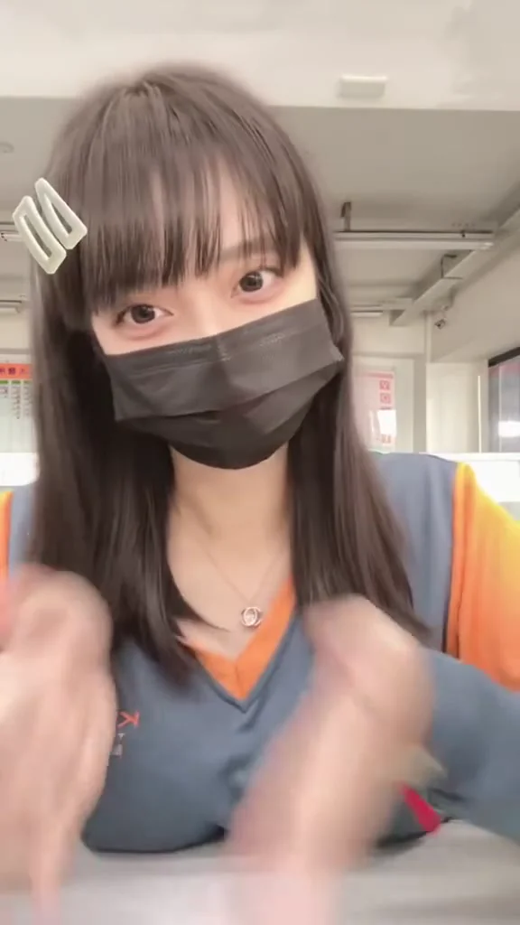 IG性感女神短裙慢動作回眸，網友狂截圖！ 扣扣徵男友吖