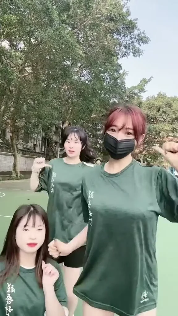 網路美女大長腿短裙自拍，青春氣息滿滿！ 一起上體育課吧