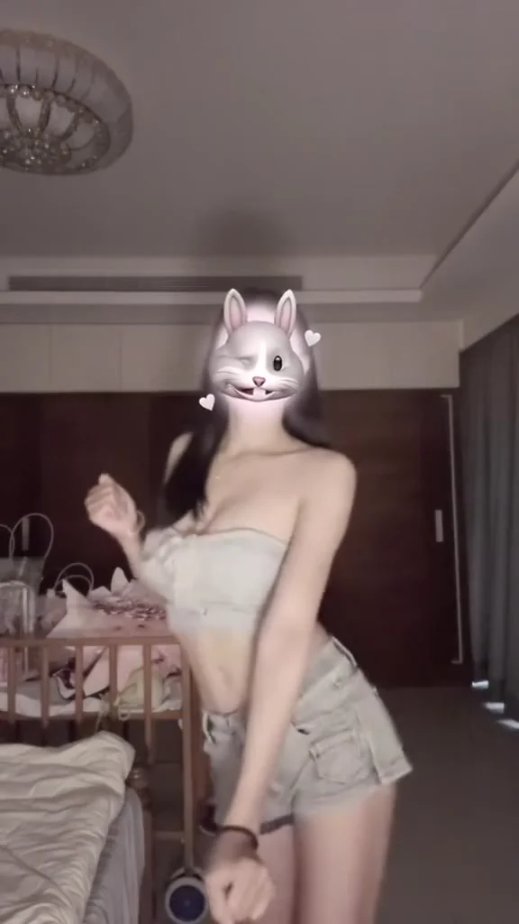 抖音短視頻美女連身裙回眸，這眼神太會勾人！ 都開燈要睡衣還是衣服