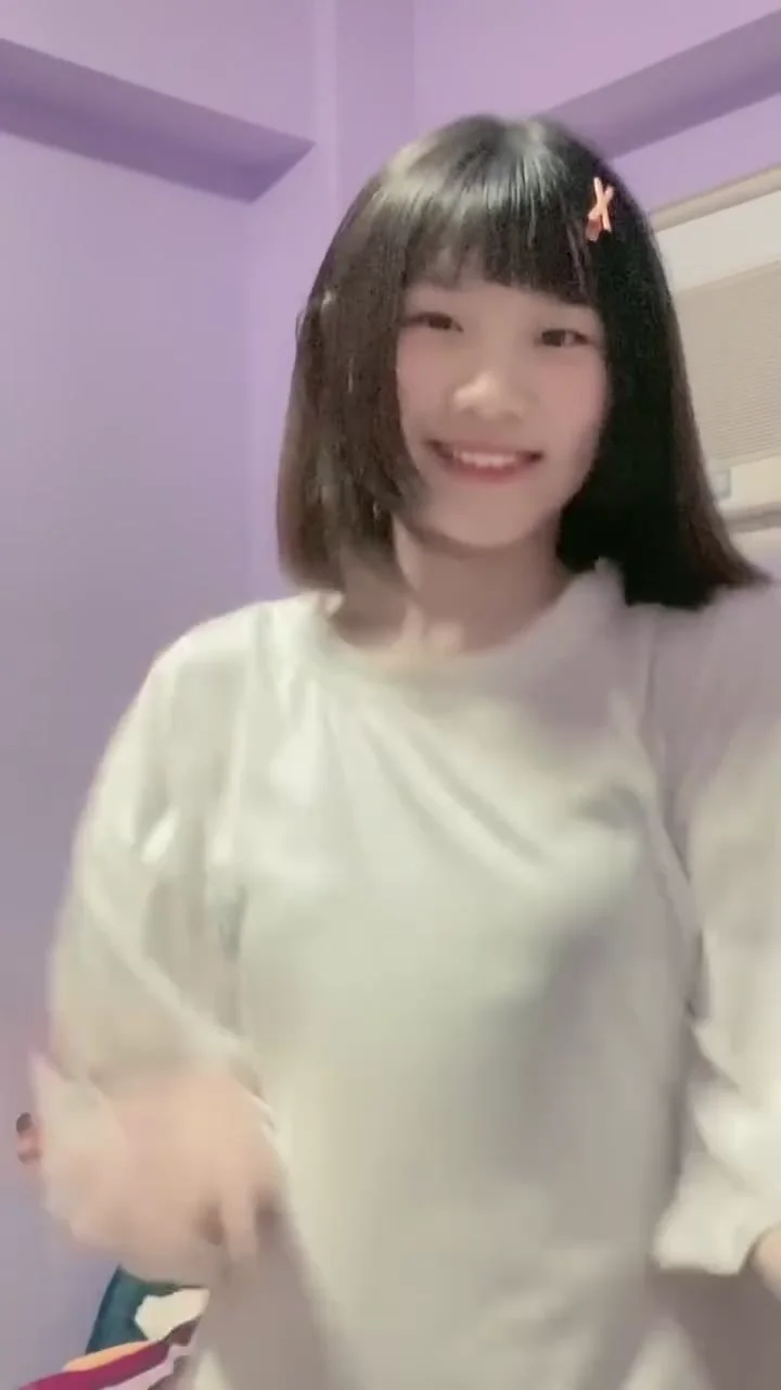 短視頻美女氣質美女吊帶裙站立，美得讓人離開不視線了！ 嘻嘻不嘻嘻你們打「ㄒㄒ」是什麼️