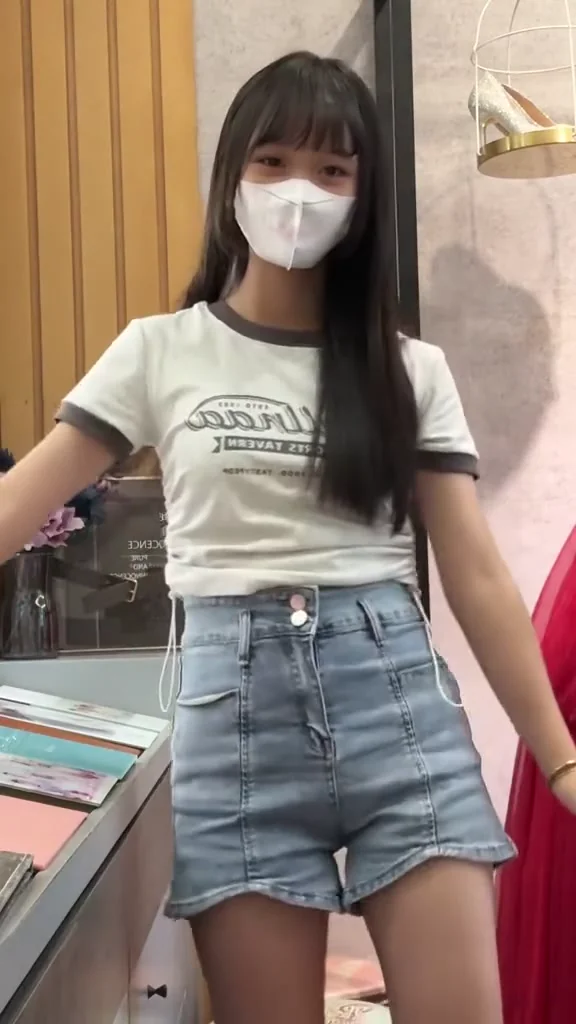 實況女神白嫩肌膚配比基尼，瞬間成為海灘焦點！ 徵男朋友😊😊