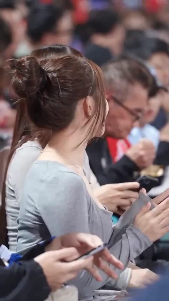 網路美女短裙熱舞，舞動間滿是魅力！ 可愛APT