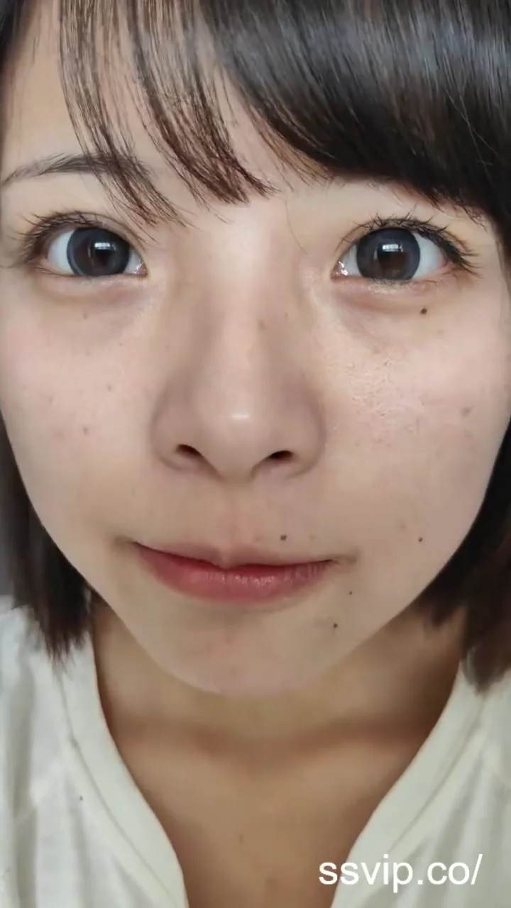 小紅書辣妹小背心自拍，眼神讓人腿軟！ 沒化妝可以嘛？