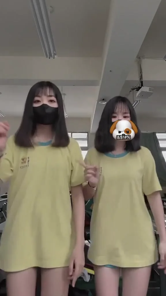 直播主翹臀辣妹居家服熱舞，現場沸騰！ 同步中