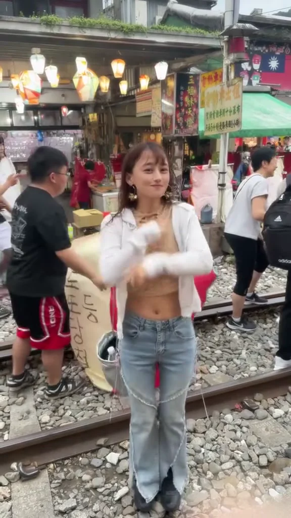 短視頻美女翹臀制服誘惑合影，美得讓人發呆！ 好玩到轉圈^^