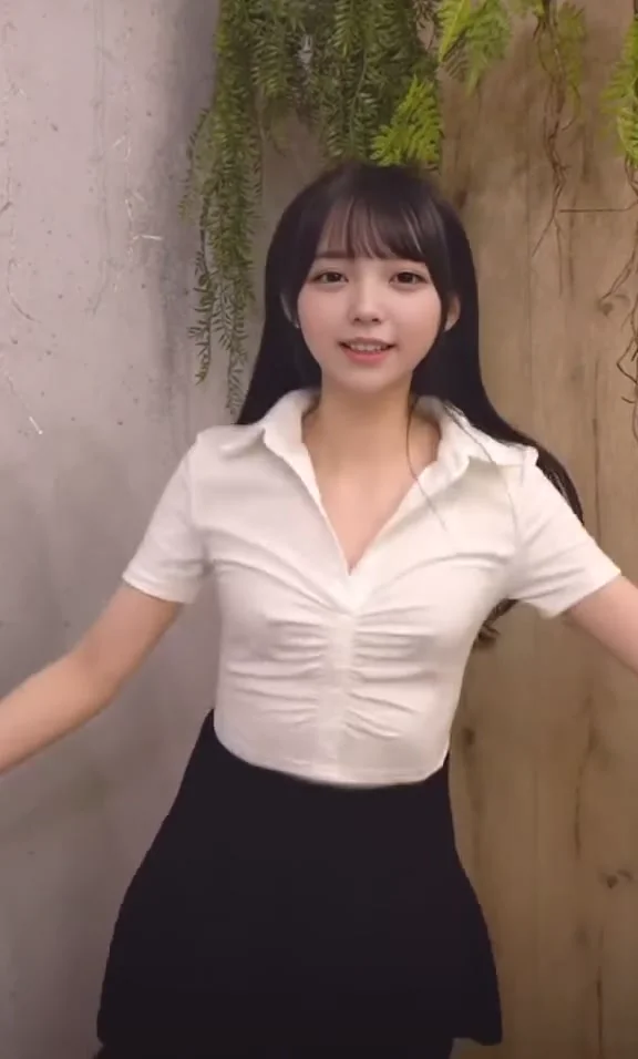 影片女神小背心熱舞，身材曲線完美展現！ 差點跌倒了