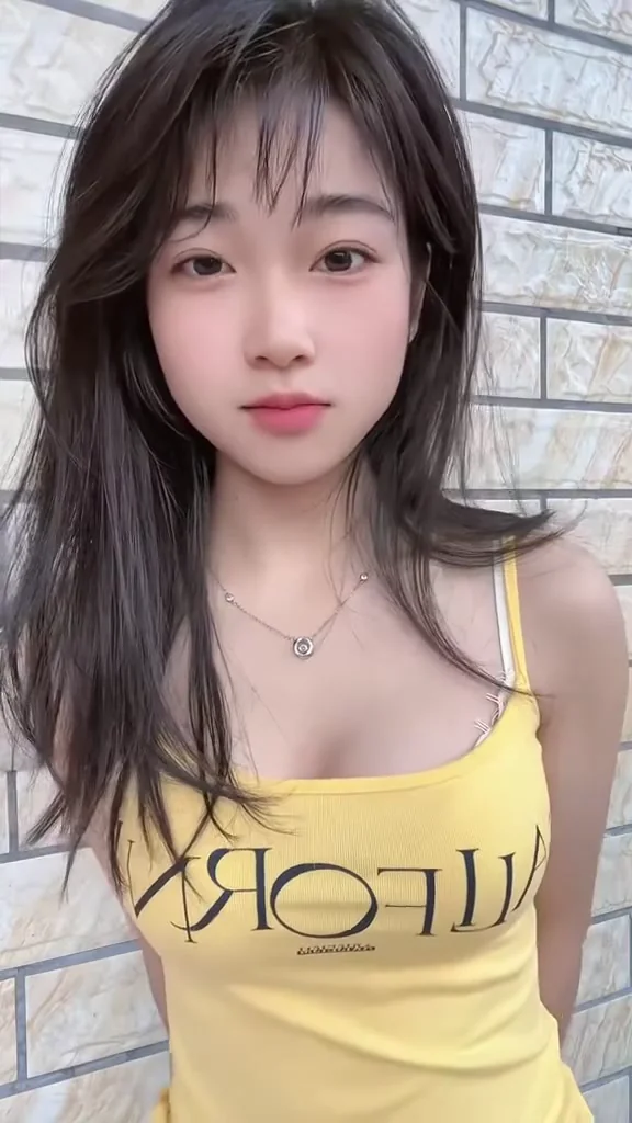 短視頻美女性感女神比基尼戲水，浪花都變甜了！ 徵男友