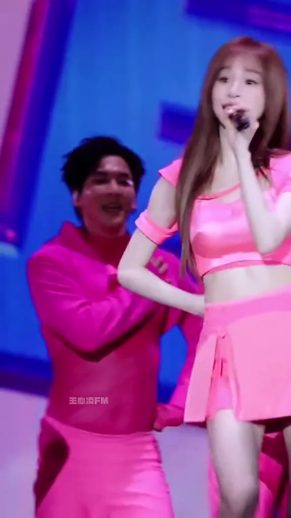 短視頻美女性感女神比基尼戲水，浪花都變甜了！ 好看