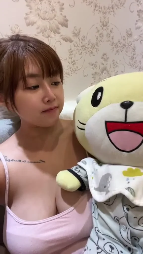 IG性感女神制服熱舞，舞台瞬間沸騰！ 徵男朋友