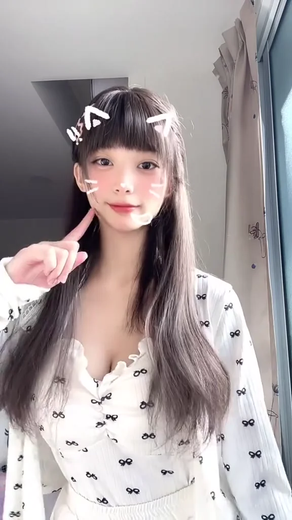 小紅書辣妹比基尼海邊漫步，陽光下美成一道光！ 今天是我生日！
