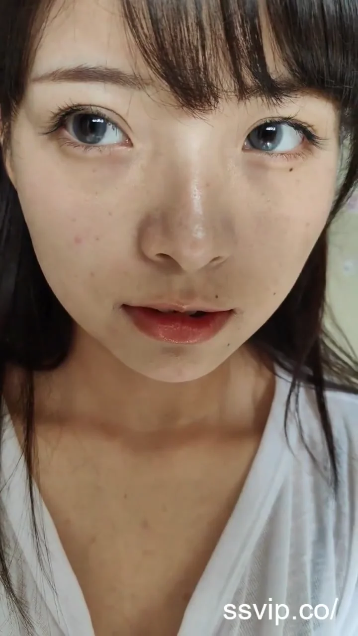 抖音氣質美女短裙慢動作回眸，浪漫到不行！ 沒有化妝可以嗎？