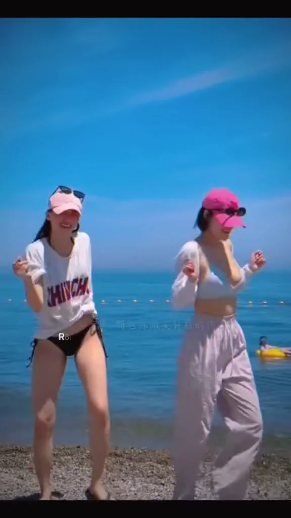 抖音甜心女神連身裙走秀，美到逆光發光！ 喜歡哪一個
