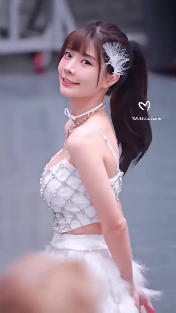 影片女神氣質美女小內衣走秀，仙氣飄飄！ 笑一個