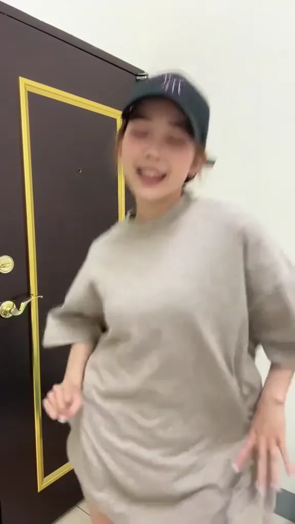 影片女神小背心熱舞，身材曲線完美展現！ 一起跳跳跳