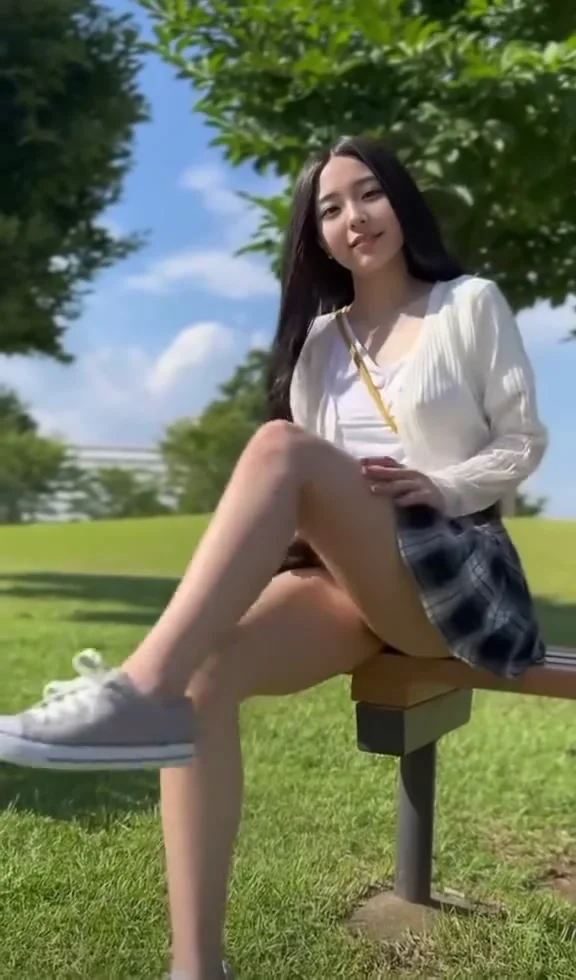 實況女神短裙熱舞，甜美與性感一次滿足！ 願意陪我一起去走走大草原嗎？