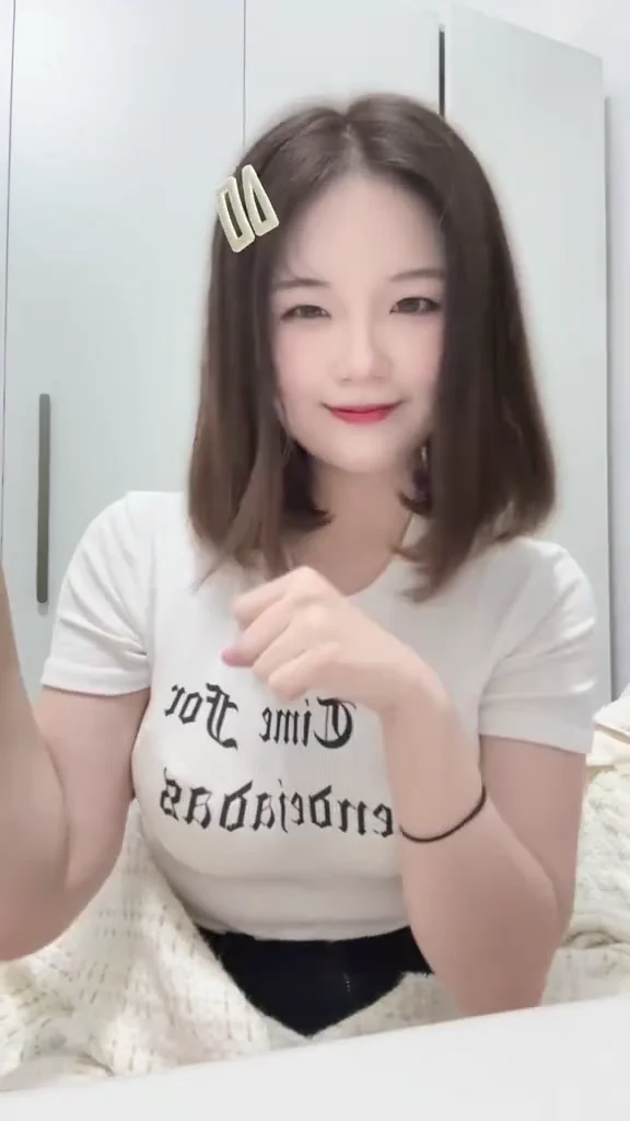直播主氣質美女小內衣亮相，滿屏古典韻味！ 拳頭感覺好大
