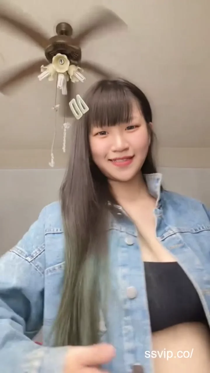 IG正妹小蠻腰吊帶裙轉圈，每一幀都美！ 雙下巴出來啦