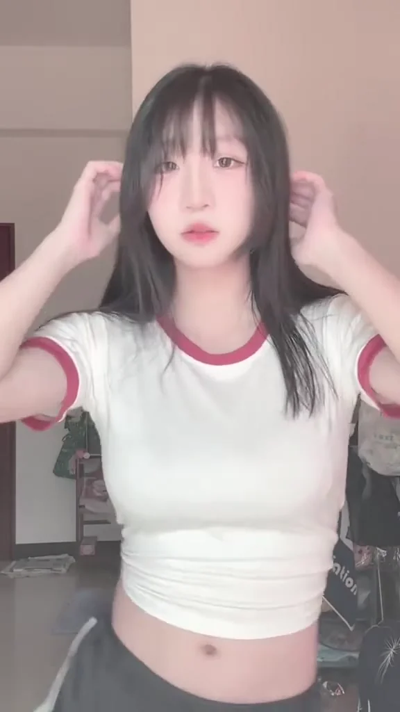 小紅書甜心女神短裙合影，笑容秒融化你！ 好像頂不起來😭