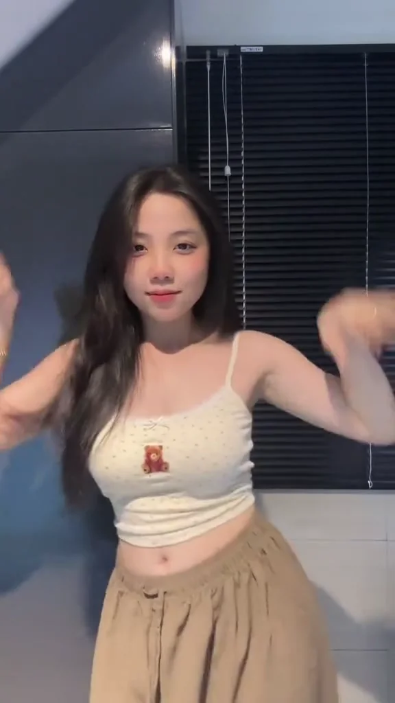 抖音甜心女神連身裙走秀，美到逆光發光！ 開放男朋友報名