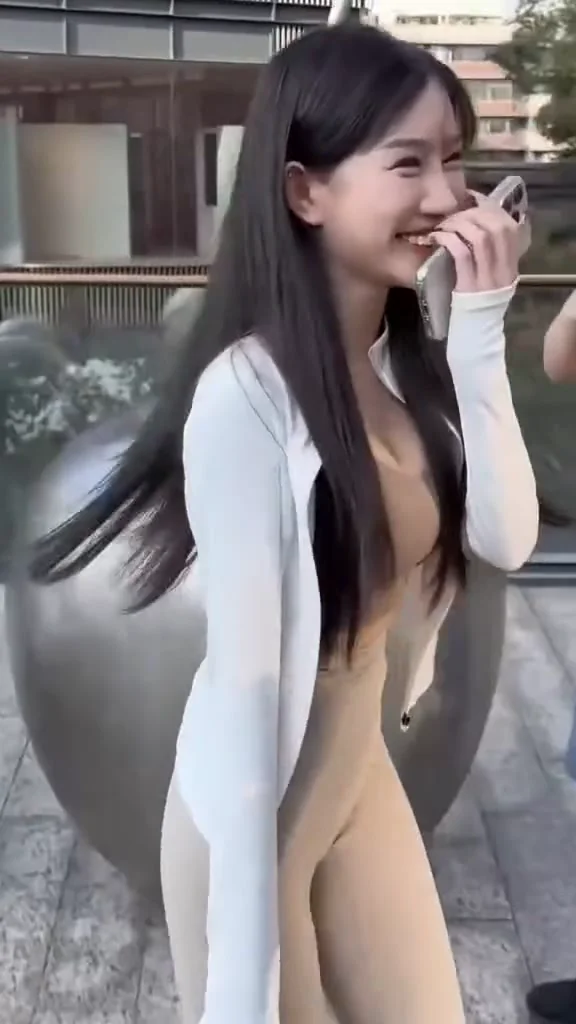 抖音短視頻美女連身裙回眸，這眼神太會勾人！ 燙