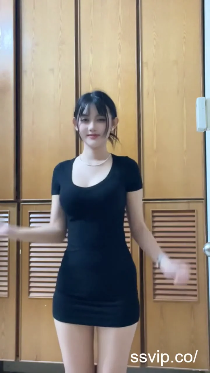 小紅書甜心女神短裙合影，笑容秒融化你！ 大哥給過嗎？