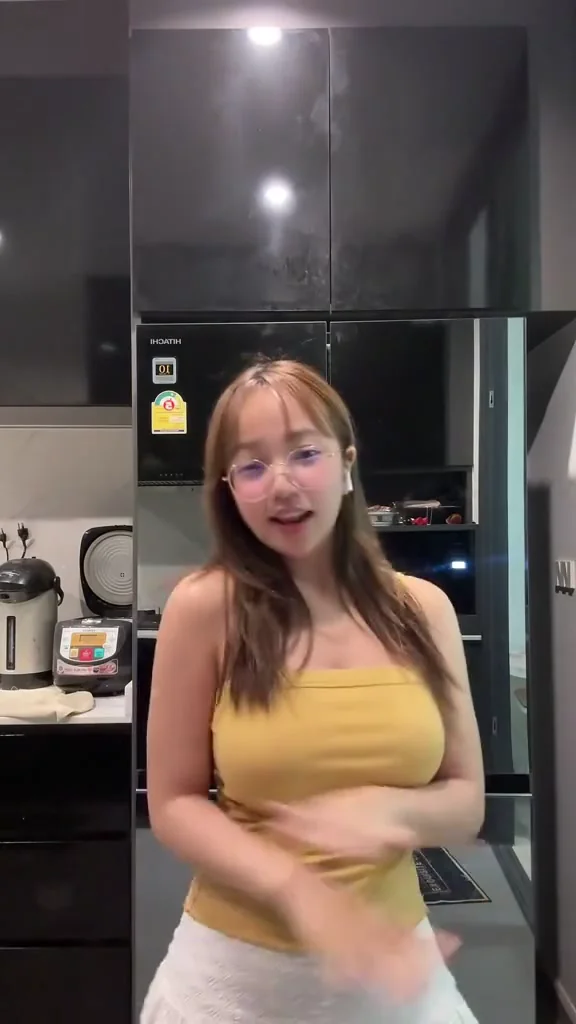 IG正妹翹臀吊帶裙轉身瞬間，美得太犯規了！ 徵男友