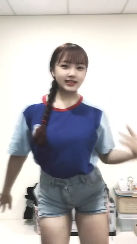 IG女神翹臀小背心回眸，簡直要命！ 要來找我加油嗎