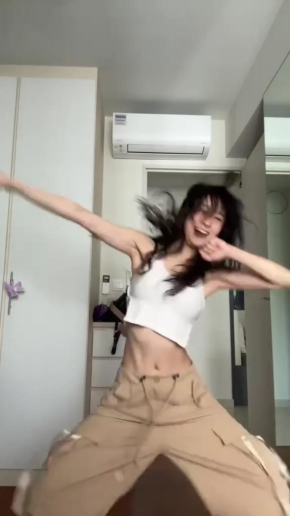 網紅辣妹露肩上衣自拍，讓人忍不住反覆回放！ 跳舞徵男友