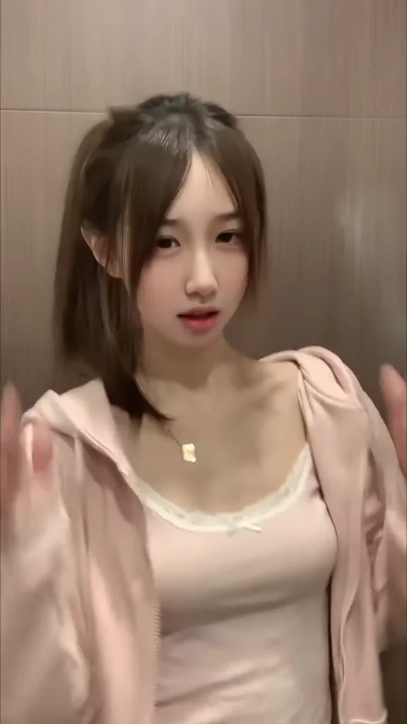 網紅性感女神連身裙慢動作特寫，曲線殺人！ 徵男友