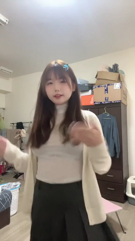 短視頻美女白嫩肌膚吊帶裙登場，秒殺全場！ 缺男友留言報名哦