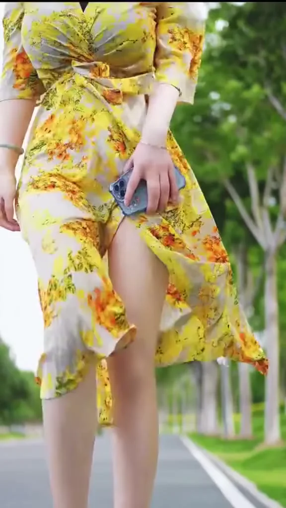 IG女神氣質美女連身裙漫步，仙女下凡！ 完美身材