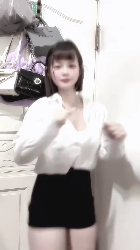 影片女神氣質美女小內衣微笑，讓人久久忘不掉！ 徵高雄男朋友