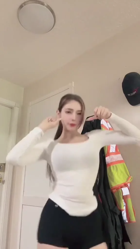 網路美女翹臀辣妹小背心亮相，鏡頭都捨不得離開！ 徵男友