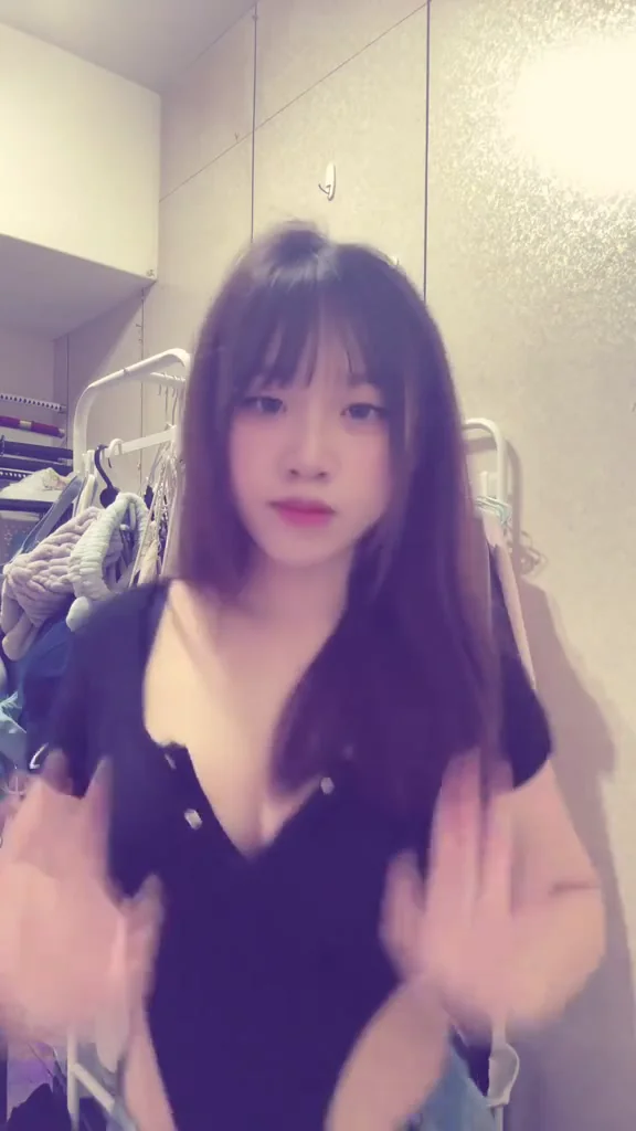網紅辣妹露肩上衣自拍，讓人忍不住反覆回放！ 應該沒有跑出來