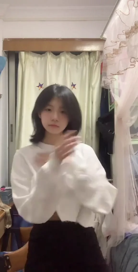 短視頻美女白嫩肌膚吊帶裙登場，秒殺全場！ 練習一下
